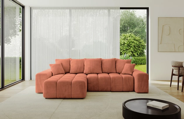 Bezug: Samt, Farbe: Apricot - Dream Velvet 202.07, Stellvariante: Ottomane Links, Stoffbeschreibung: Polsterstoff Dream Velvet: Wasserabweisender und leicht zu reinigender Möbelstoff, scheuerfest (30.000 Martindale-Zyklen) lichtecht (6) und pillingarm (4-5), aus 100 % PES, Gewicht 360 g/m2 ±5 %, Materialzusammensetzung: 100% Polyseter, Pilling Resistenz: 4, Abriebfestigkeit: 4, Scheuerbeständigkeit: 100000 Martindale-Zyklen, Ausstattung: Kissen, Zimmer: Wohnzimmer, Tiefe: 189 cm, Breite: 297 cm, Höhe: 68 cm, Länge der Schlaffläche: 237 cm, Breite der Schlaffläche: 159 cm, Liegehöhe: 43 cm, Anzahl der Sitzflächen: 4, Sitzfüllung: Wellenfeder + HR35 und T30-Schaum, Anzahl der Rückenkissen: 5, Art der Rückenkissen: Rückenkissen, Annzahl der Sitzkissen: 2, Anzahl der Zierkissen: 2, Tiefe der Armlehnen: 124 cm, Breite der Armlehnen: 30 cm, Höhe der Armlehnen: 55 cm, Breite der Ottomane: 104 cm, Tiefe der Ottomane: 173 cm, Tiefe der Sitzfläche: 88 cm, Sitzhöhe: 45 cm, Art des Stauraumes: Innenfach geschlossen, Material der Füße: Kunststoff, Farbe der Füße: Schwarz - 1